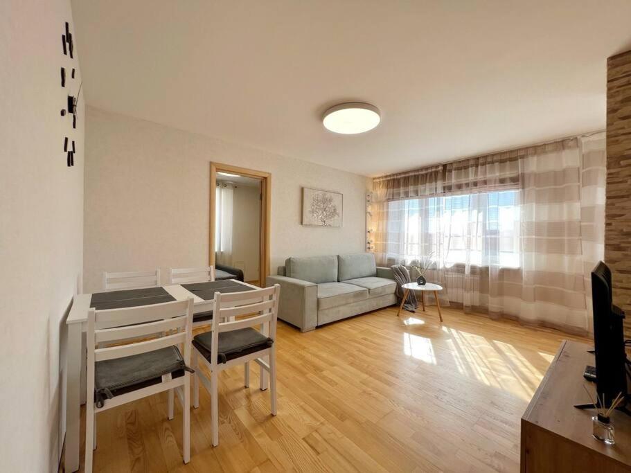 New Apartment With A View In The Town Center Narva Exterior photo